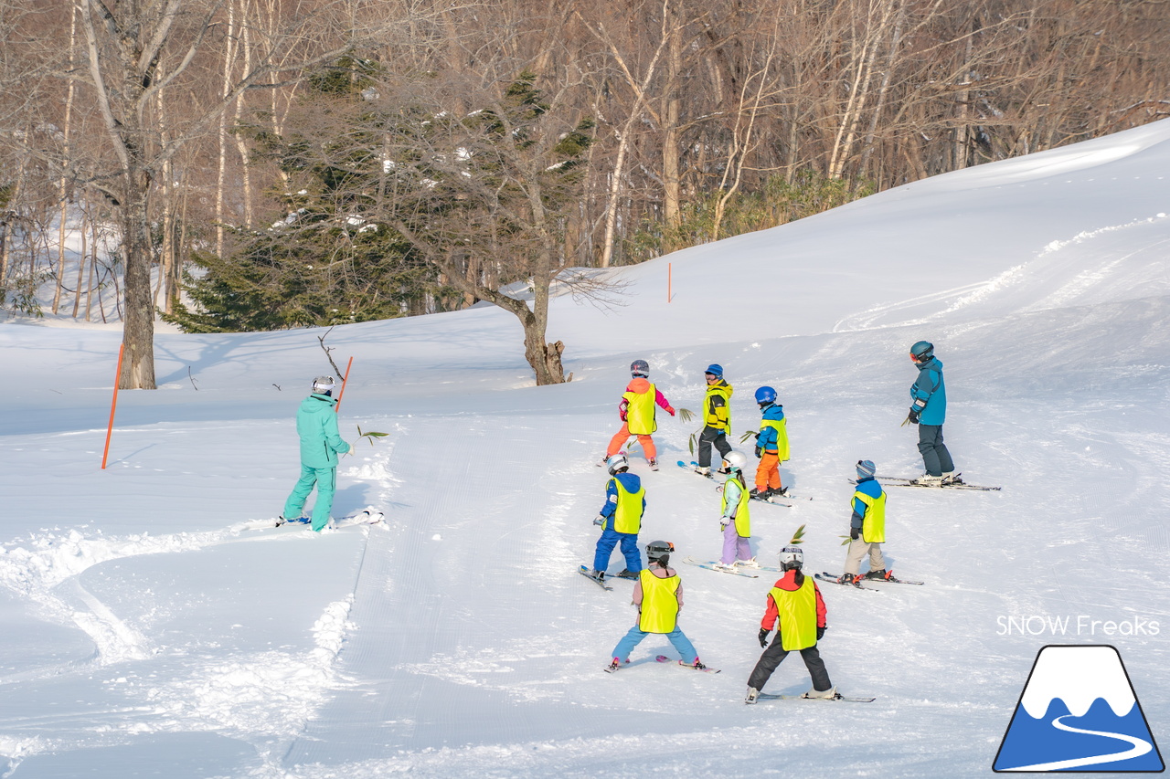 井山敬介さんと秋元日菜子さんのコンビは今年も健在！さらに、サプライズゲストも登場？！憧れのスキーヤーと一緒に雪と戯れ、『いちえ』の美味しいランチをいただく…。夢のようなイベント。めもるホールディングス presents プロスキーヤー・井山敬介さんと行く｜ダイナスティスキーリゾート
